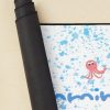 urdesk mat rolltall portrait750x1000 19 - Finding Nemo Store